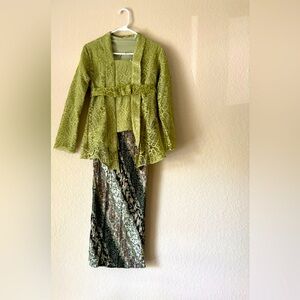 Kebaya Indonesia and sarong size M green color